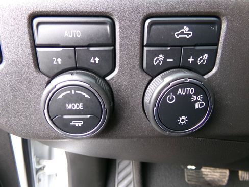 Used 2022 Chevrolet Silverado 1500 LT AWD/4WD image 13