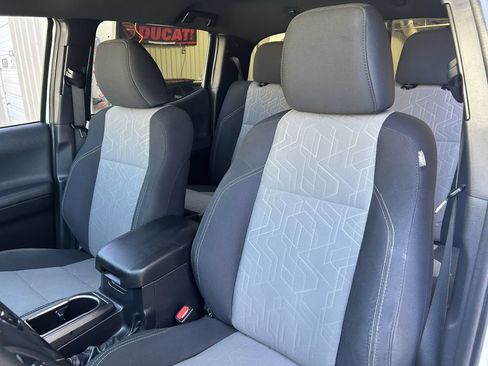 Used 2022 Toyota Tacoma TRD Off-Road w/ Technology Package AWD/4WD image 10