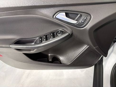 Used 2016 Ford Focus SE w/ SE Power Seat Package FWD image 11