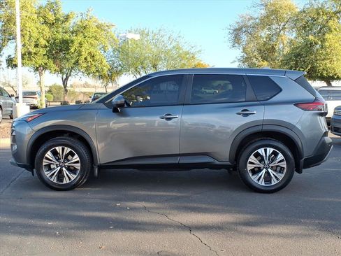 Used 2023 Nissan Rogue SV image 2