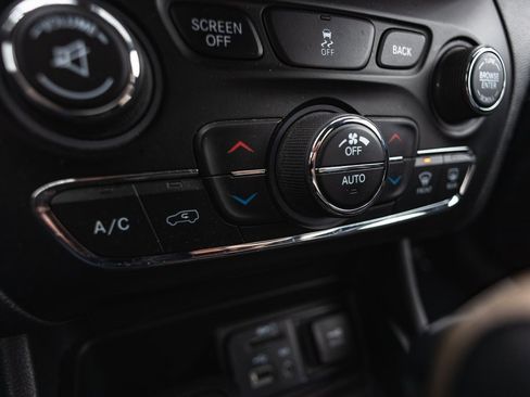 Used 2015 Jeep Cherokee Limited image 16