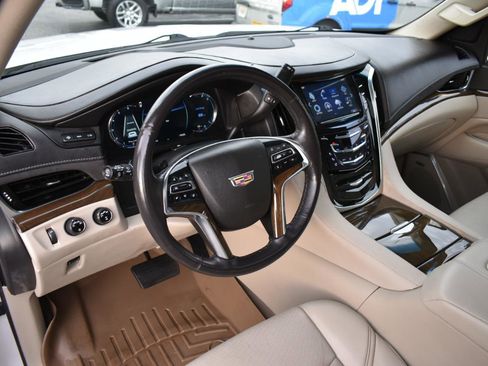 Used 2020 Cadillac Escalade ESV Premium Luxury image 10