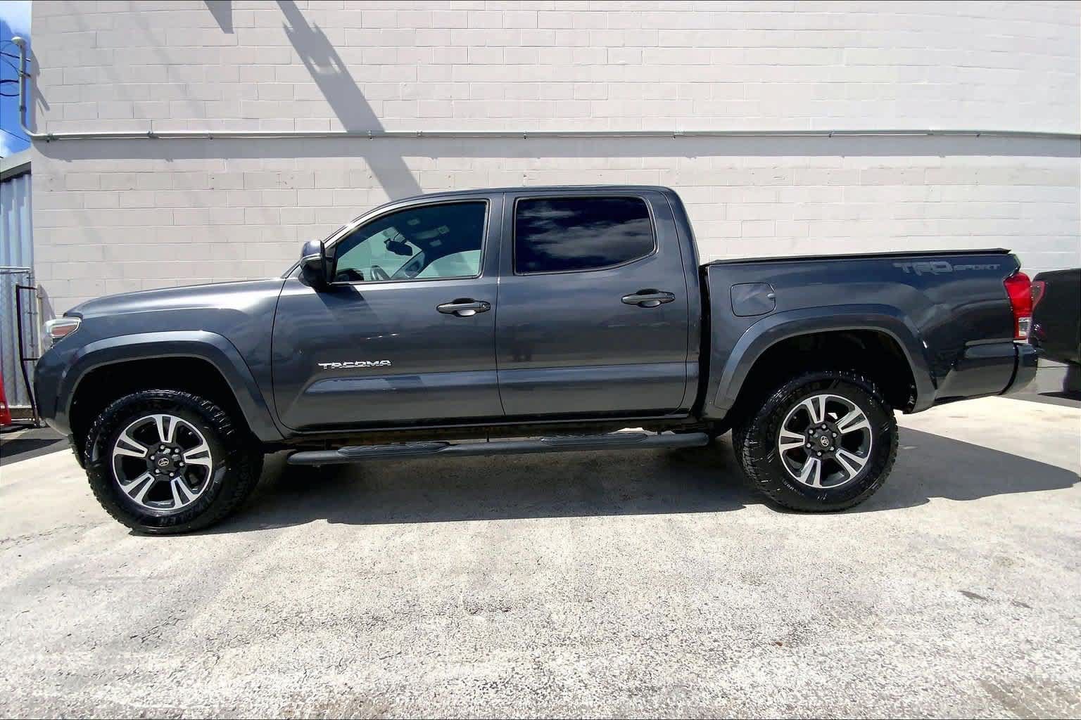 Used 2017 Toyota Tacoma TRD Sport RWD image 3