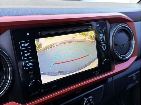 Used 2017 Toyota Tacoma TRD Off-Road w/ Tow Package (A/T) image 15