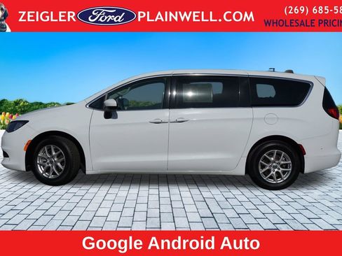 Used 2023 Chrysler Voyager LX FWD image 2