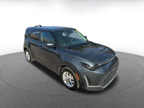 Used 2025 Kia Soul LX w/ LX Technology Package FWD image 1