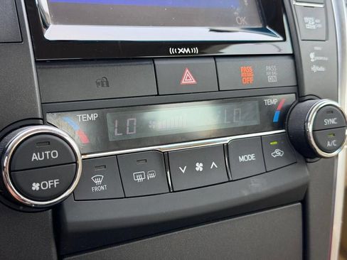 Used 2016 Toyota Camry XLE FWD image 18