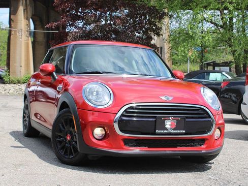 Used 2018 MINI Cooper 2-Door Hardtop w/ Signature Line Package FWD image 2