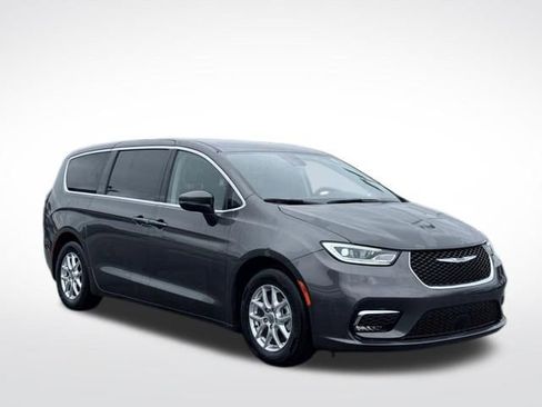 Used 2023 Chrysler Pacifica Touring-L FWD image 4