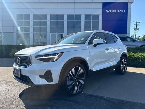 Certified 2024 Volvo XC40 B5 Plus w/ Protection Package Premier AWD/4WD image 42