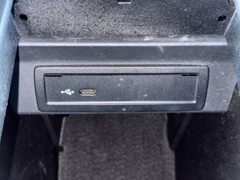 Used 2021 Mercedes-Benz GLB 250 w/ Premium Package image 31