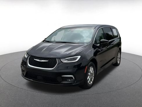 Used 2024 Chrysler Pacifica Touring-L image 7