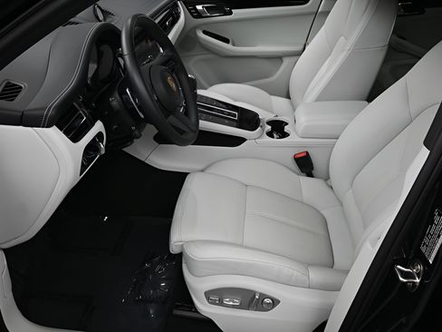 Certified 2024 Porsche Macan AWD/4WD image 6