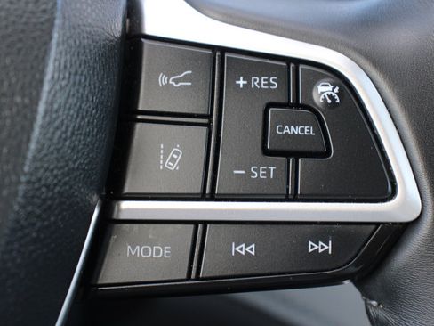 Used 2023 Toyota Highlander XLE FWD image 27
