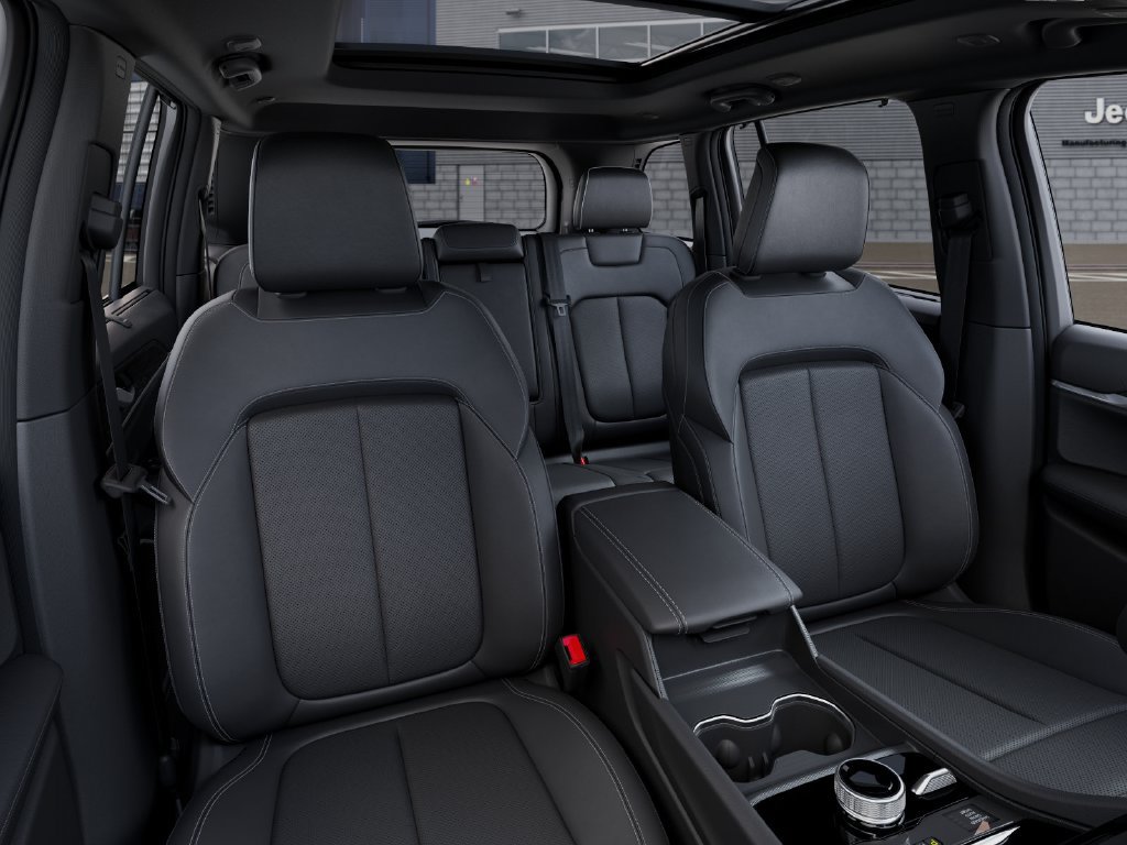 Used 2025 Jeep Grand Cherokee Limited w/ Luxury Tech Group II AWD/4WD image 17