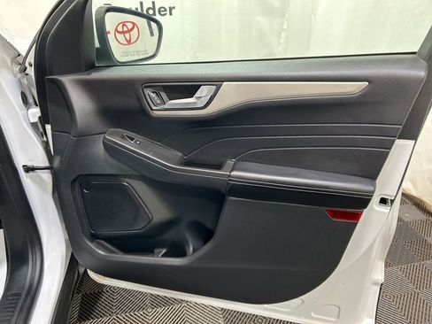 Used 2021 Ford Escape SE image 12