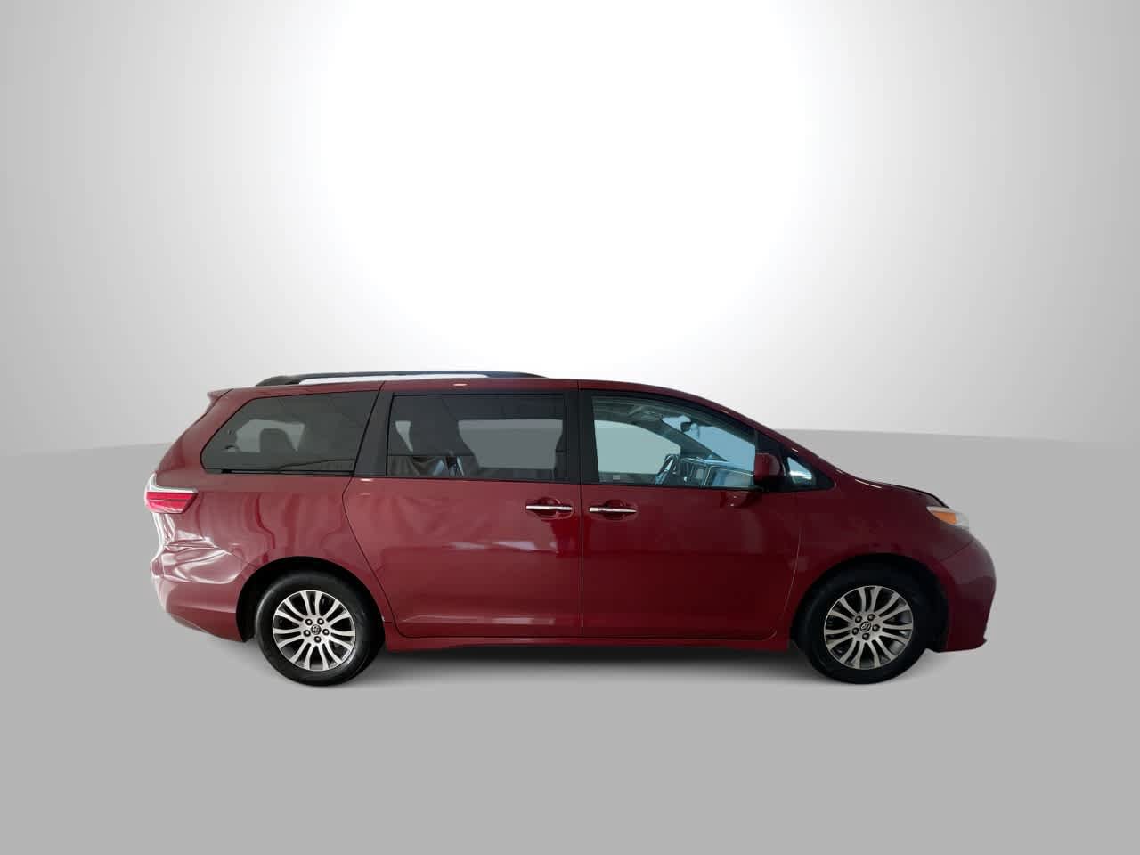 Used 2018 Toyota Sienna XLE FWD image 9