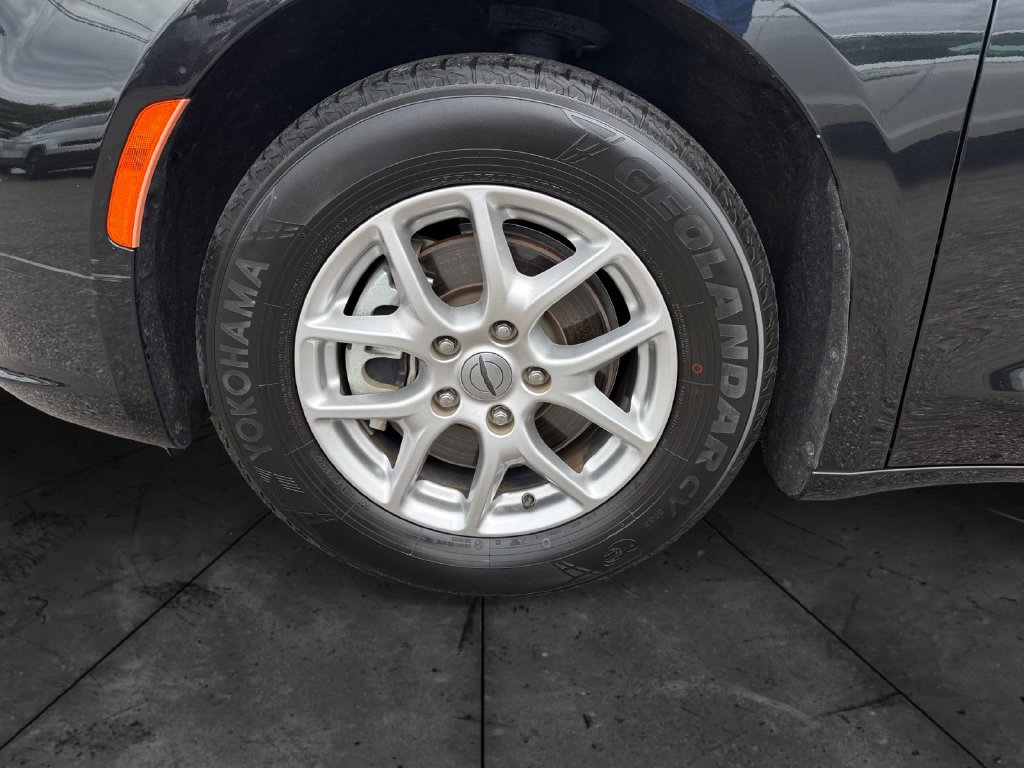 Used 2023 Chrysler Pacifica Touring-L FWD image 14