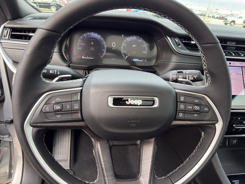 New 2025 Jeep Grand Cherokee Limited w/ Luxury Tech Group II AWD/4WD image 18