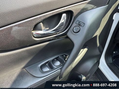 Used 2017 Nissan Rogue SV AWD/4WD image 15