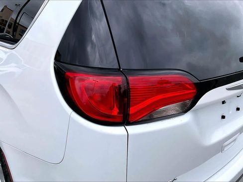 Used 2020 Chrysler Pacifica Touring-L Plus w/ Tire & Wheel Group FWD image 24