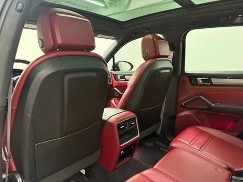 Used 2022 Porsche Cayenne Platinum Edition image 39