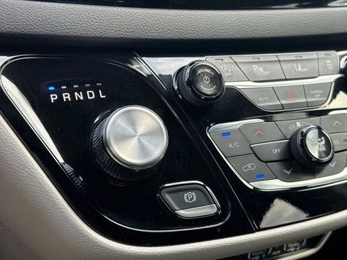 Used 2024 Chrysler Pacifica Touring-L FWD image 25