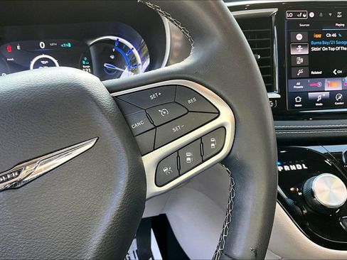 Used 2024 Chrysler Pacifica Limited FWD image 12