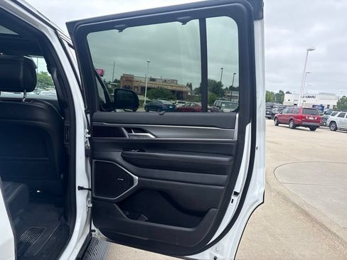 Used 2024 Jeep Wagoneer Series II w/ Convenience Group I AWD/4WD image 32