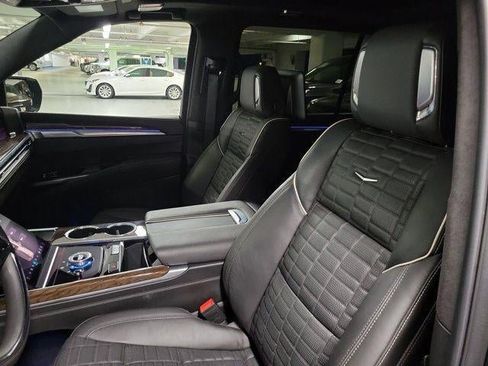 Used 2025 Cadillac Escalade ESV Sport Platinum AWD/4WD image 12