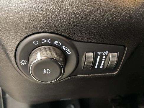 Used 2025 Jeep Compass Trailhawk image 18