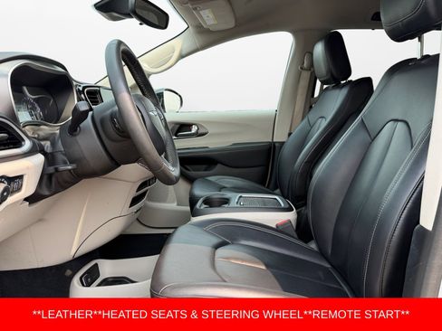 Used 2024 Chrysler Pacifica Touring-L FWD image 9