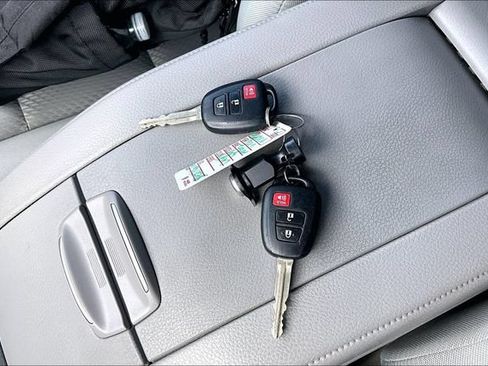 Used 2019 Toyota Highlander LE AWD/4WD image 11
