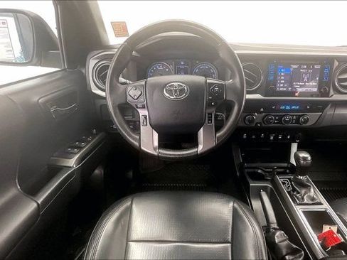 Used 2019 Toyota Tacoma TRD Off-Road w/ TRD Premium Off Road Package AWD/4WD image 4
