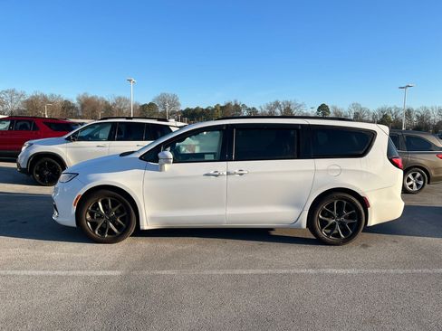 Used 2021 Chrysler Pacifica Touring-L w/ Uconnect Theater Family Group image 2