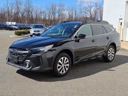 Used 2023 Subaru Outback Premium image 3