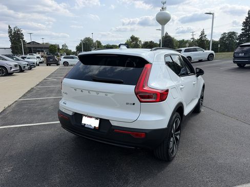Used 2025 Volvo XC40 B5 Plus AWD/4WD image 4