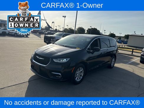 Used 2023 Chrysler Pacifica Touring-L FWD image 2