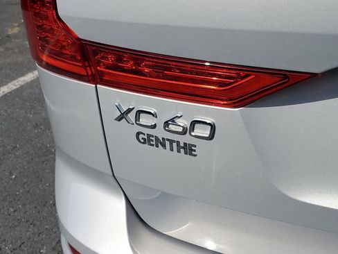 Used 2025 Volvo XC60 B5 Plus image 29