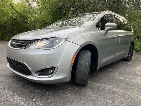 Used 2017 Chrysler Pacifica Touring-L FWD image 8