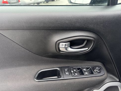 Used 2018 Jeep Renegade Latitude image 13