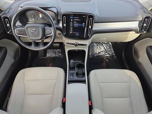 Used 2021 Volvo XC40 T4 Momentum FWD image 24