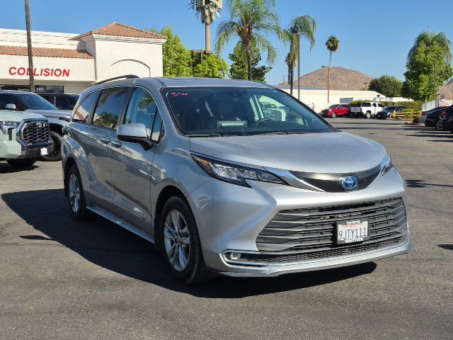 Used 2023 Toyota Sienna XLE w/ XLE Plus Package FWD image 3