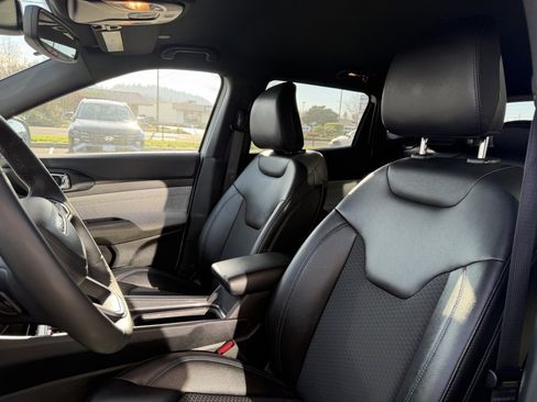 Used 2024 Jeep Compass Latitude image 14