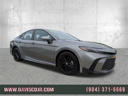 Used 2025 Toyota Camry SE image 1