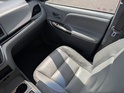 Used 2017 Toyota Sienna XLE AWD/4WD image 11