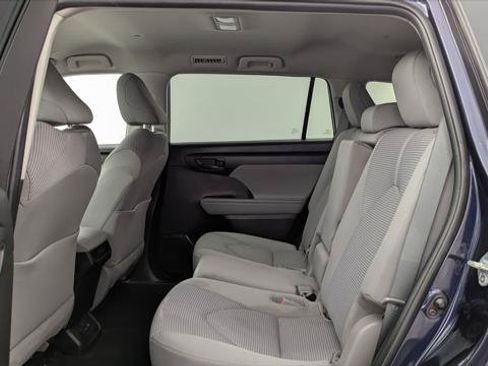 Used 2023 Toyota Highlander LE FWD image 17