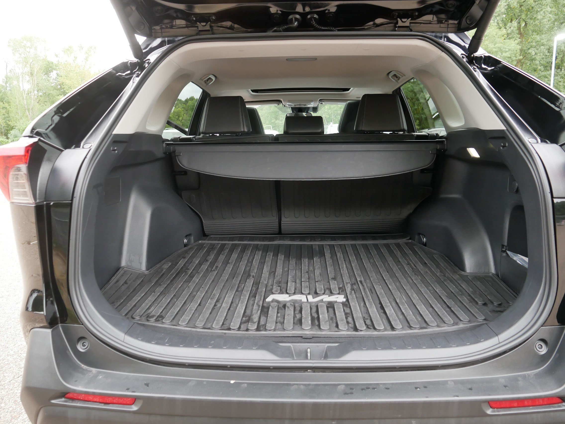 Used 2025 Toyota RAV4 XLE Premium w/ Weather Package AWD/4WD image 18
