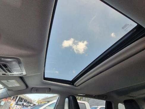 Used 2019 Toyota Highlander XLE FWD image 19