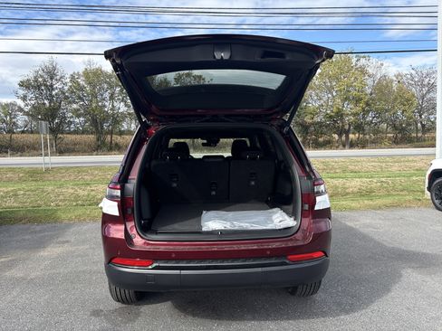 New 2025 Jeep Grand Cherokee Altitude image 11